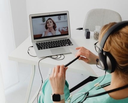 オンライン診療中の医師と患者