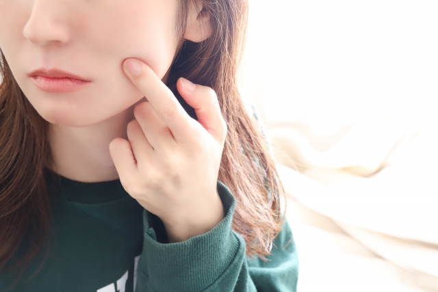 ニキビで悩んでいる女性